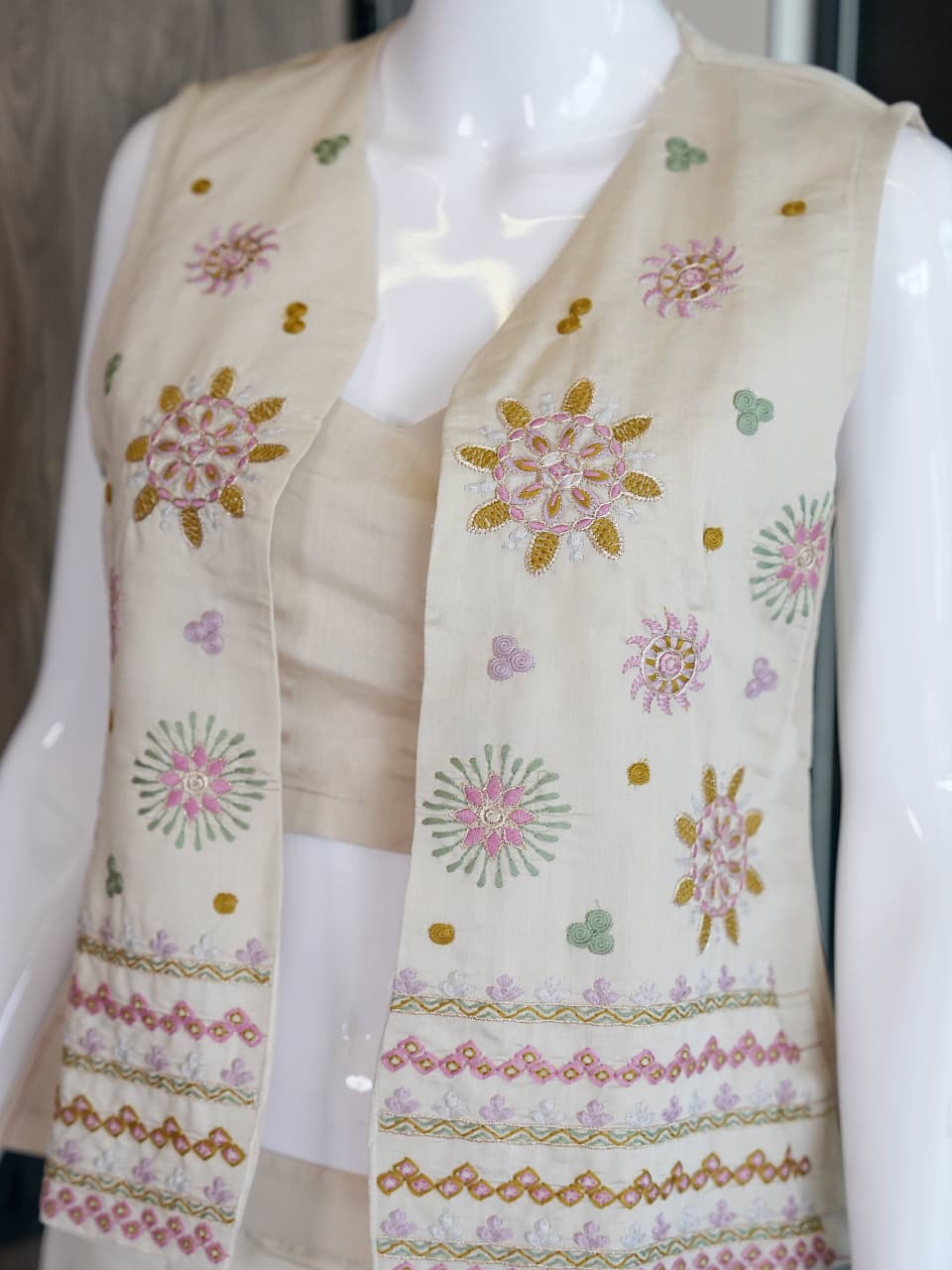 Women’s Cream Floral Embroidered Koti Set